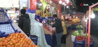 Sokağa çıkma kısıtlamasına dakikalar kala marketlerde yoğunluk yaşandı