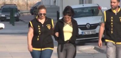 Sokakta dikkatleri &uuml;zerlerine &ccedil;ektiler! Arkadaşlarıyla yakalandı