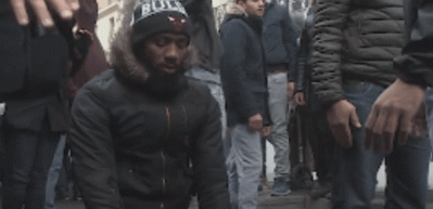 Sokakta namaz kılan m&uuml;sl&uuml;manların &uuml;st&uuml;ne y&uuml;r&uuml;d&uuml;ler!