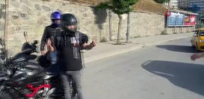 Şoke eden g&ouml;r&uuml;nt&uuml;!  Kız arkadaşıyla motorda yer değiştirdi