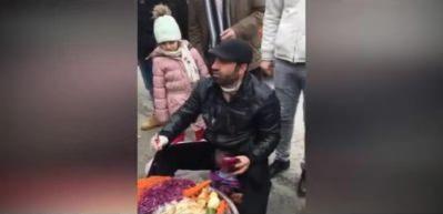 Sosyal medya bu seyyar satıcıyı konuşuyor