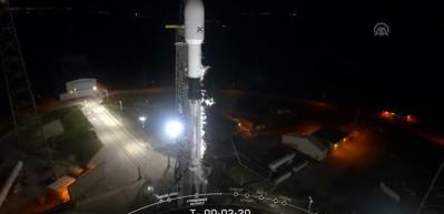 SpaceX y&ouml;r&uuml;ngeye 60 internet uydusu g&ouml;nderdi 