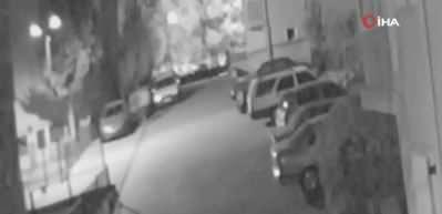 Sprey boyalarla araca zarar verirken g&uuml;venlik kamerasına yakalandılar