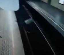 Metro istasyonunda dehşet verici olay! Kadını raylara itti