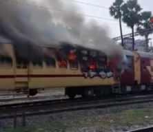 Hindistan'da demir yolu işe alım sınavını protesto eden öğrenciler treni yaktı