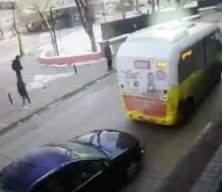 Kar topu atan çocuklar kendilerine kızan  şoförü bıçakladı