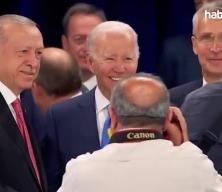 NATO Liderler Zirvesi öncesi Erdoğan ve Biden gazetecilere poz verdi