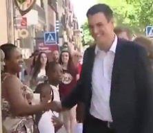 İspanya Başbakanı  siyahi kadınla tokalaştıktan sonra ellerini silkeledi!