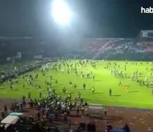 Endonezya'da futbol maçında izdiham: 174 kişi hayatını kaybetti!