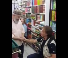 Polonyalı turist kitap sorduğu bir sahafta Müslüman oldu