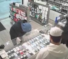 Telefon hırsızına Müslüman dükkan sahibinden anlamlı hareket!