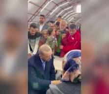 Başkan Erdoğan ve depremzede vatandaşlar arasında yürekleri ısıtan diyalog