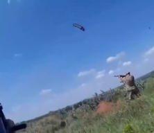 Ukraynalı askerler pompalı tüfekle İHA'yı düşürdü!