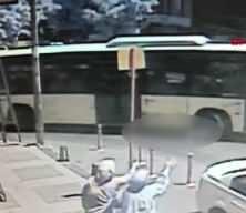 Bağcılar'da korkunç kaza: İETT otobüsüne binmek isterken altında kaldı!