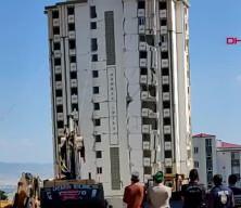 Hasarlı bina, yıkım sırasında sağlam binanın üzerine devrildi