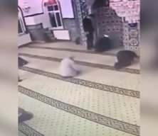 Camiye ayakkabıyla girdi, imamla tartıştı! işte skandal görüntüler...