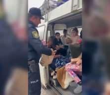 Azerbaycan polisi Karabağ'dan ayrılan Ermenilere su ikramında bulundu