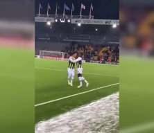 Fenerbahçeli İrfan Can Kahveci maç sonunda taraftarın üzerine yürüdü...