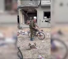 Siyonist israil askeri öldürdüğü çocukların bisikletlerini çaldı...