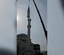 İstanbul'un Esenyurt ilçesinde cami minaresi evin üzerine devrildi