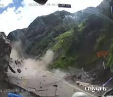 Peru'da yolda aracın üzerine düşen dev kaya aracı paramparça etti