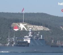 Türk Deniz Kuvvetleri şehitlere ve gazilere saygı için Çanakkale Boğazı’nda geçit töreni gerçekleştirdi