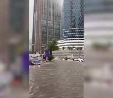 Dubai'de sel hayatı felç etti! Yönetim halka uyarılarda bulundu...