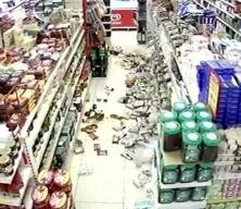 Tokat'ta meydana gelen deprem bir marketin güvenlik kameralarına yansıdı