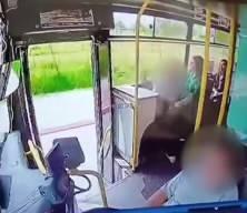 Kadın kapısı açık seyreden otobüsten düştü