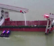 Kaptanın dikkatsizliği pahalıya patladı! Gemi köprüyü paramparça etti...