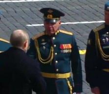2 üst düzey komutan Putin'i selamlamadı!