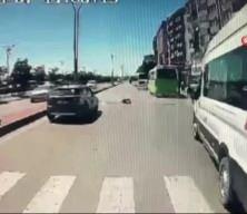 İzmit'te feci kaza: Yaya geçidinde otomobil böyle çarptı!