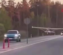  Letonya’da küçük uçak otoyola acil iniş yaptı