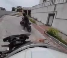 Polis memuru ile şüpheli motosikletli arasında geçen ilginç diyalog viral oldu