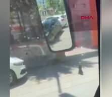Trafik magandası sürücü otobüs şoförüne saldırdı camı yumrukladı