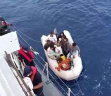 İzmir açıklarında 55 göçmen karaya çıkartıldı