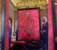 Kral Charles'ın koyu kırmızı renginin hakim olduğu portresi dikkat çekti