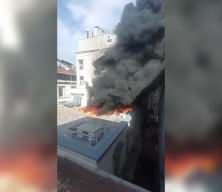 Taksim'de giyim mağazasının çatı katında yangın!