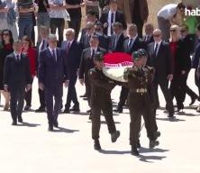 Romanya Başbakanı Ciolacu, Anıtkabir'i ziyaret etti