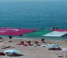 Antalya'da deniz yüzeyinde Türk ve Filistin bayrağı açıldı