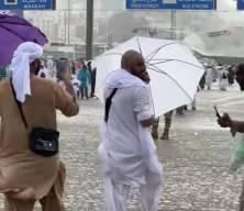 Mekke'de yağmur bastırınca hacılar tekbirle karşılık verdi