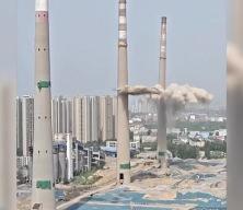 Çin'de tarihi bir termik santral saniyeler içinde yıkıldı