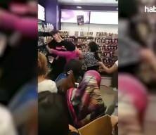 Kozmetik mağazasındaki indirim sırasında kavga: Saça saça baş başa girdiler