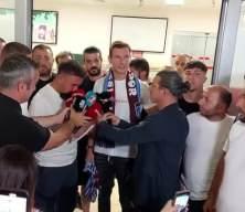 Trabzonspor transfere doymuyor! Havalimanında gece yarısı coşkulu karşılama...