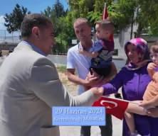Düzce Valisi Aslan'dan Türk bayrağını öpen kardeşlere şehir turu jesti