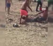 Plajda laf atma kavgası: Dakikalarca birbirlerini bıçakladılar