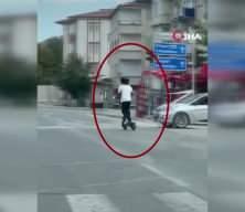 Scooter sürücüsünü kural ihlalleri kazaya neden oldu! Korkunç anlar böyle görüntülendi