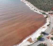 Sağanak yağış sonrası deniz kahverengiye döndü