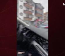 Aracın göçüğünü gören kaporta ustası, kırmızı ışıkta durup eliyle düzeltti!