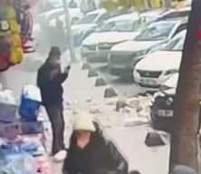 5 katlı binada balkon &ccedil;&ouml;kt&uuml;, yayalar son anda kurtuldu